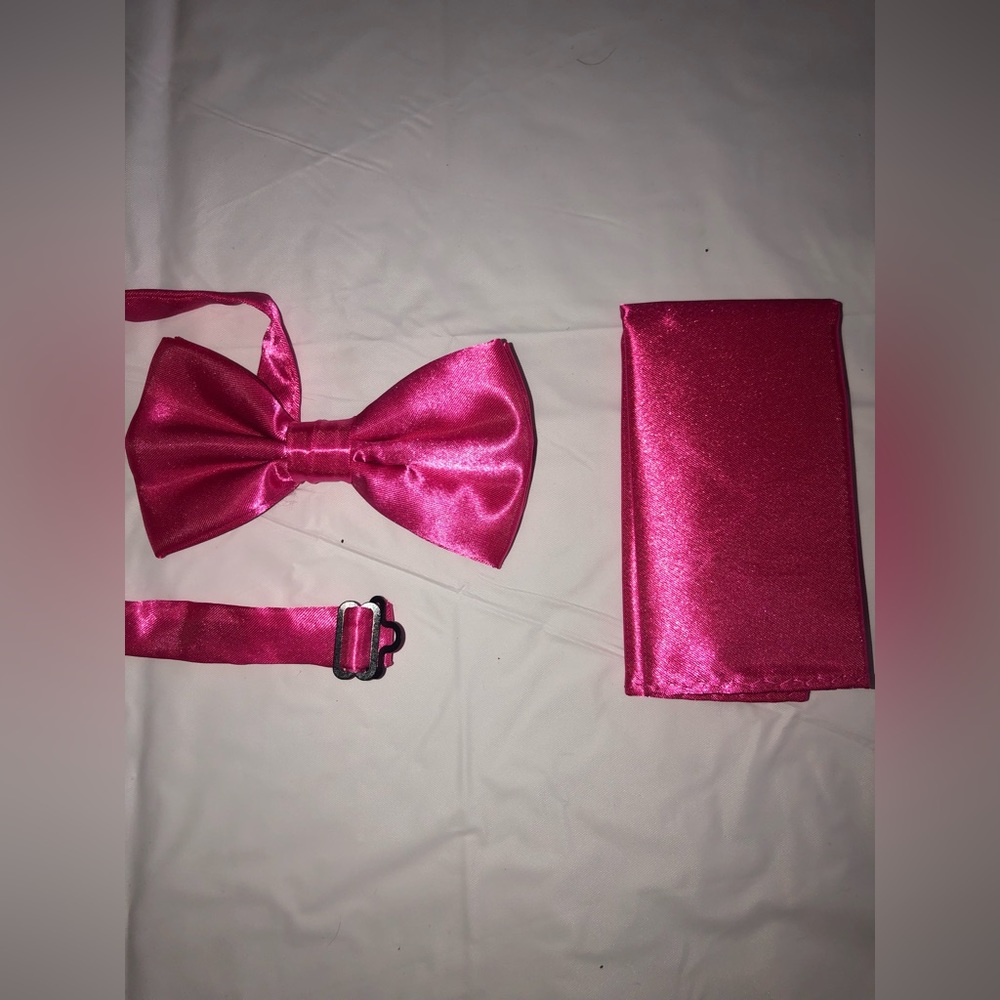 Pre-tied bow tie w/ pocket square